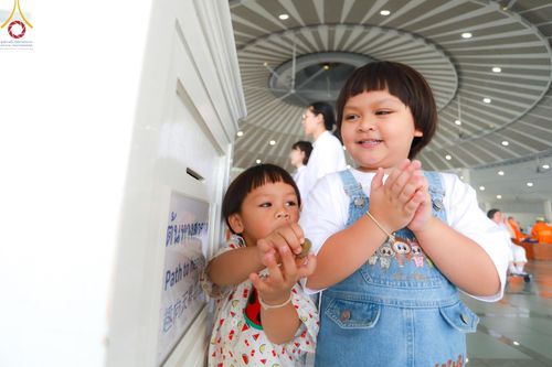 ภาพ No.157645:พิธีถวายภัตตาหารเมนูสวรรค์ ในพรรษาแห่งการเข้าถึงธรรม วันเสาร์ที่ 28 กันยายน พ.ศ. 2567 ณ หอฉันคุณยายอาจารย์ฯ วัดพระธรรมกาย