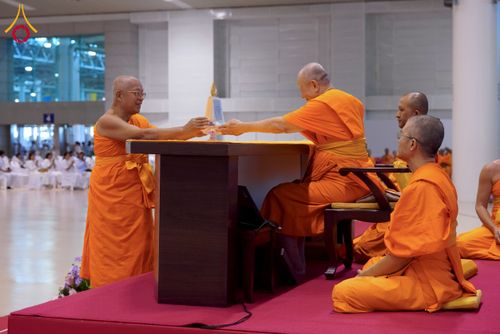 ภาพ No.232127:วันอาทิตย์ที่ 6 กรกฏาคม พ.ศ. 2568 พิธีมอบโล่เกียรติคุณ สวดธัมมจักกัปปวัตตนสูตร และรางวัลโครงการผู้นำแสงสว่างออนไลน์ ณ ห้องแก้วสารพัดนึก1 สภาธรรมกายสากล วัดพระธรรมกาย