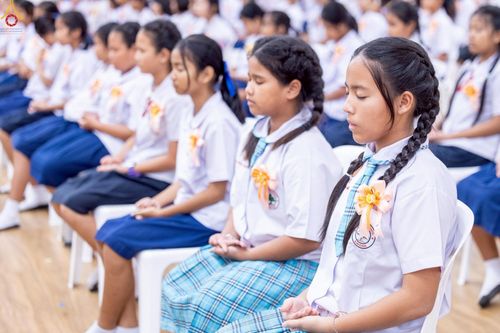 ภาพ No.245892:วันเสาร์ที่ 13 กันยายน พ.ศ. 2568 พิธีมอบผ้าไตรประธานกฐินสัมฤทธิ์เด็กดี V-Star ณ สภาธรรมกายสากล วัดพระธรรมกาย