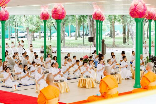 ภาพ No.227675:วันเสาร์ที่ 31 พฤษภาคม พ.ศ.2568 พิธีถวายผ้าไตรแด่สามเณรผู้เข้ารับการอุปสมบท , พิธีอุปสมบทสามเณรเตรียม DCI วัดพระธรรมกาย จ.ปทุมธานี