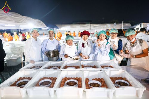 ภาพ No.191000:พิธีถวายภัตตาหารเป็นสังฆทาน แด่พระธรรมยาตรา ณ อนุสรณ์สถานคลองบางนางแท่น อ.สามพราน จ.นครปฐม ในโครงการธรรมยาตรา กตัญญูบูชา มหาปูชนียาจารย์ พระมงคลเทพมุนี(สด จนฺทสโร) พระผู้ปราบมาร อนุสรณ์สถาน 7 แห่ง ปีที่ 13 วันที่ 8 มกราคม พ.ศ. 2568