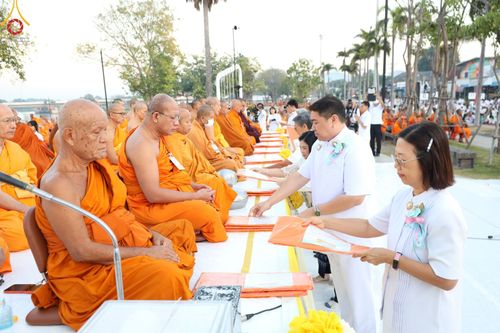 ภาพ No.184696:พิธีตักบาตรพระ 10,000 รูป ครั้งที่ 3 เนื่องในโอกาส 193 ปี จังหวัดกาญจนบุรี อุทิศส่วนกุศลให้แด่บรรพชน และเพื่อช่วยเหลือผู้ประสบภัยพิบัติต่างๆ วันเสาร์ที่ 21 ธันวาคม พ.ศ. 2567