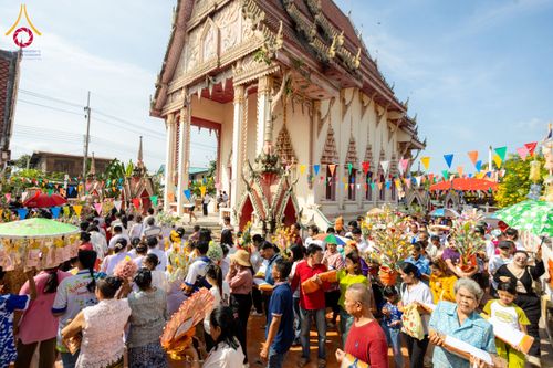 ภาพ No.171682:พิธีทอดกฐิน ณ วัดมหาโพธิ์ จ.ลพบุรี ในโครงการกฐินสามัคคีทั่วไทย 30,000 วัด บูชาธรรม 80 ปี หลวงพ่อธัมมชโย โดยคณะศิษยานุศิษย์วัดพระธรรมกาย วันที่ 27 ตุลาคม พ.ศ. 2567