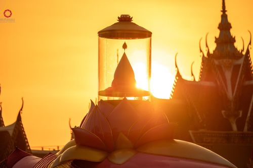 ภาพ No.197614:พิธีตักบาตรพระธรรมยาตรา ณ อนุสรณ์สถานลำดับที่ 4 สถานที่เกิดด้วยกายธรรม วัดโบสถ์(บน) ต.บางคูเวียง จ.นนทบุรี ในโครงการธรรมยาตรา กตัญญูบูชา มหาปูชนียาจารย์ พระมงคลเทพมุนี(สด จนฺทสโร) พระผู้ปราบมาร อนุสรณ์สถาน 7 แห่ง ปีที่ 13 วันที่ 19 มกราคม พ.ศ. 2568