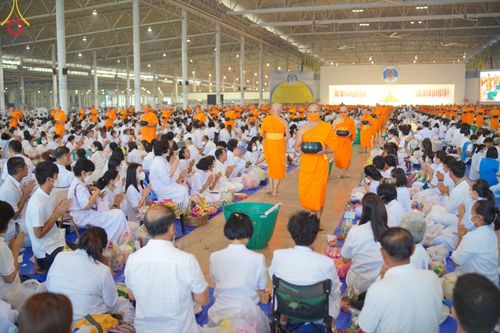 ภาพ No.122994:พิธีตักบาตร และพิธีบูชาข้าวพระ ในวันอาทิตย์ต้นเดือนที่ 4 กุมภาพันธ์ พ.ศ. 2567 ณ วัดพระธรรมกาย จ.ปทุมธานี