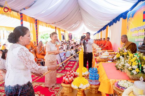 ภาพ No.145480:ศูนย์ปฎิบัติธรรมนครวัด ร่วมกับสำนักงานเจ้าคณะจังหวัดไพลิน ถวายเทียนพรรษา มหาสังฆทานครั้งยิ่งใหญ่ เชื่อมสัมพันธ์ ไทย-กัมพูชา 80 วัด บูชาธรรมธรรมหลวงพ่อธัมมชโย ณ วัดโพธิมาราม จ.ไพลิน ประเทศกัมพูชา วันพุธที่ 17 กรกฎาคม พ.ศ. 2567