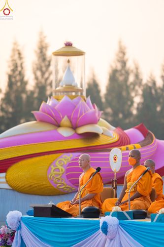 ภาพ No.110219:พิธีตักบาตรพระธรรมยาตราฯ ในโครงการธรรมยาตรากตัญญูบูชา มหาปูชนียาจารย์ พระมงคลเทพมุนี(สด จนฺทสโร) พระผู้ปราบมาร ปีที่ 12 ณ อนุสรณ์สถานลำดับที่ 2 สถานที่ตั้งมโนปณิธานบวชตลอดชีวิต อนุสรณ์สถานบางนางแท่น จ.นครปฐม วันที่ 11 มกราคม พ.ศ. 2567