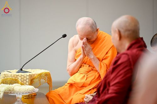 ภาพ No.223062:วันที่ 24 เมษายน พ.ศ. 2568 หลวงพ่อทัตตชีโวต้อนรับคณะสงฆ์เมียนมา ณ อาคาร 100 ปี คุณยายมหารัตนอุบาสิกาจันทร์ ขนนกยูง วัดพระธรรมกาย