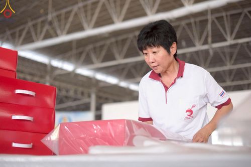 ภาพ No.214309:วันที่ 29 มีนาคม พ.ศ.2568 กิจกรรมใส่ถุงซิปกล่องไทยธรรม เพื่อรักษาความประณีตของกล่องไทยธรรม ในทุกสภาพอากาศ ณ บ้านแก้วเรือนทองคุณยาย วัดพระธรรมกาย