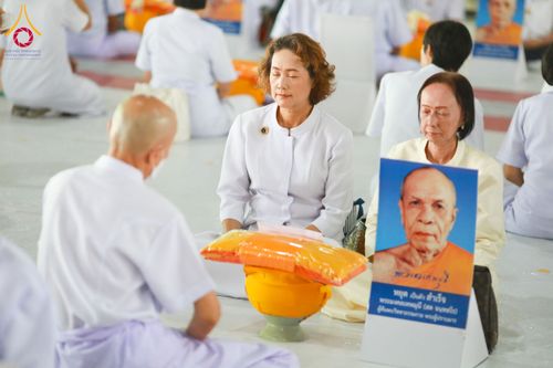 ภาพ No.62706:พิธีขอขมามอบผ้าไตร ในโครงการอุปสมบทหมู่ บูชาธรรมหลวงพ่อธัมมชโย พ.ศ.2567  โครงการอุปสมบทหมู่ธรรมทายาท ระดับอุดมศึกษา รุ่นที่51 (ภาคฤดูร้อน) โครงการบวชพระนานาชาติ AEC และ WAB รุ่นผู้บริหาร(รุ่นที่2) ณ ลานธรรม พระมหาธรรมกายเจดีย์ วันที่ 13 เมษายน พ.ศ. 2567
