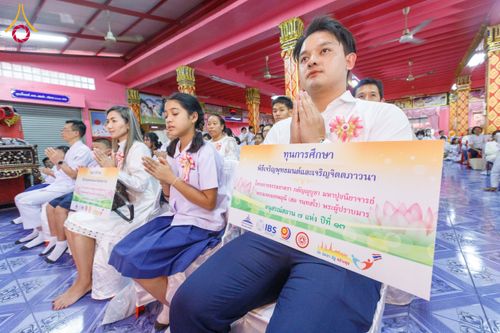 ภาพ No.197330:พิธีเจริญพระพุทธมนต์ ปฏิบัติธรรม มอบทุนการศึกษา ถวายสังฆทาน 108 วัด เพื่อถวายเป็นพุทธบูชา และขับเคลื่อนโครงการหมู่บ้านรักษาศีล 5 โดยคณะสงฆ์จังหวัดนนทบุรี คณะศิษยานุศิษย์วัดพระธรรมกาย โครงการธรรมยาตรา ปีที่ 13 ณ วัดตะเคียน อ.บางกรวย จ.นนทบุรี