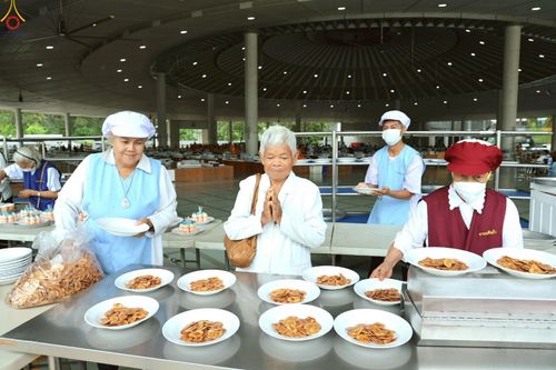 ภาพ No.230396:วันที่ 28 มิถุนายน พ.ศ. 2568 พิธีถวายภัตตาหารเมนูสวรรค์ เพื่อการบรรลุธรรม ณ หอฉันคุณยายอาจารย์ฯ วัดพระธรรมกาย