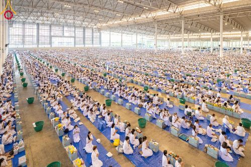 พิธีตักบาตร ในวันทอดกฐินสามัคคี ประจำปีพุทธศักราช 2566 วันอาทิตย์ต้นเดือนที่ 5 พฤศจิกายน พ.ศ. 2566 ณ สภาธรรมกายสากล วัดพระธรรมกาย จ.ปทุมธานี