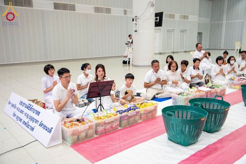 ภาพ No.60751:พิธีตักบาตรพระภิกษุสามเณร ธรรมทายาทระดับอุดมศึกษา วันเสาร์ที่ 20 เมษายน พ.ศ. 2567 ณ ห้องปฎิบัติธรรม ชั้นลอย มหารัตนวิหารคด 13 วัดพระธรรมกาย จ.ปทุมธานี