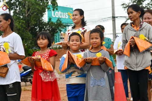 ภาพ No.100518:พิธีทอดกฐินสามัคคี สร้างหอฉันคุณยายอาจารย์ มหารัตนอุบาสิกา จันทร์ ขนนกยูง ณ ศูนย์ปฏิบัติธรรมนานาชาติสะเดา จ.สงขลา วันที่ 25 พฤศจิกายน พ.ศ. 2566