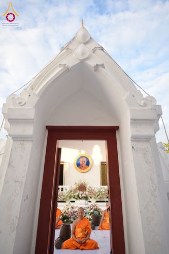 ภาพ No.197036:พระธรรมยาตราปฏิบัติธรรม และถ่ายภาพหมู่ประวัติศาสตร์ ณ วัดโบสถ์(บน) ตำบลบางคูเวียง อำเภอบางกรวย จังหวัดนนทบุรี ในโครงการธรรมยาตรา กตัญญูบูชา มหาปูชนียาจารย์ พระมงคลเทพมุนี(สด จนฺทสโร) พระผู้ปราบมาร อนุสรณ์สถาน 7 แห่ง ปีที่ 13 วันที่ 18 มกราคม พ.ศ. 2568