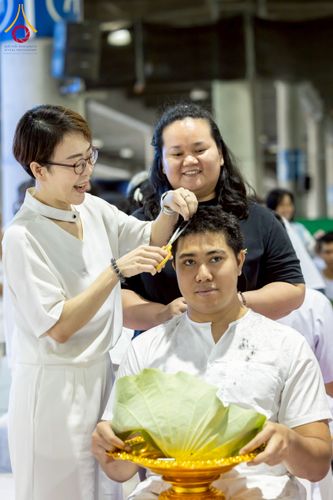 ภาพ No.230694:วันที่ 29 มิถุนายน พ.ศ.2568 พิธีตัดปอยผมและปลงผมนาคธรรมทายาท โครงการบรรพชาอุปสมบทหมู่ รุ่นเข้าพรรษา ณ วิหารคด วัดพระธรรมกาย