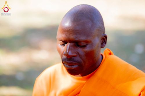 ภาพ No.232974:วันอาทิตย์ 29 มิถุนายน พ.ศ. 2568 กิจกรรมอบรมธรรมทายาทแอฟริกาใต้  ปฏิบัติธรรมสร้างสันติสุขภายใน แสงแห่งพุทธธรรมสู่แผ่นดินแอฟริกาใต้ ณ บริเวณหน้าวัดพระธรรมกายโจฮันเนสเบิร์ก