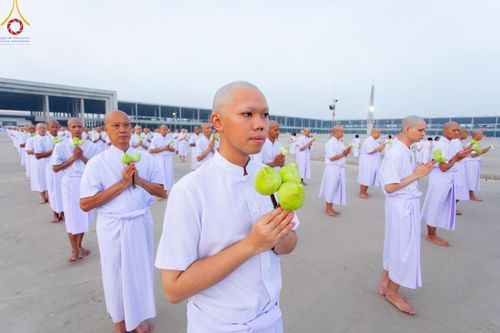 ภาพ No.216926:วันเสาร์ที่ 12 เมษายน พ.ศ. 2568 พิธีเวียนประทักษิณรอบพระมหาธรรมกายเจดีย์  พิธีวันทาเจดีย์ พิธีขอขมาและมอบผ้าไตร ในโครงการอุปสมบทหมู่ บูชาธรรมหลวงพ่อธัมมชโย, โครงการธรรมทายาท ระดับอุดมศึกษา รุ่นที่ 52 ,  โครงการบวชพระนานาชาติ AEC & WAB CEO รุ่นที่ 4 , ณ ว