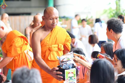 ภาพ No.142303:พิธีตักบาตรฉลองพระใหม่ ในโครงการอุปสมบทหมู่รุ่นผู้บริหาร  ณ วิหารคด วัดพระธรรมกาย วันอาทิตย์ที่ 23 มิถุนายน พ.ศ.2567