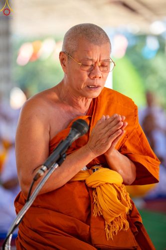 ภาพ No.101558:พิธีขอขมาและมอบผ้าไตร ในโครงการอุปสมบทบูชาธรรม มหาปูชนียาจารย์ พ.ศ. 2566 ณ ธุดงคสถานลำพูน ต.เหล่ายาว อ.บ้านโฮ่ง จ.ลำพูน  วันที่ 7 ธันวาคม พ.ศ. 2566