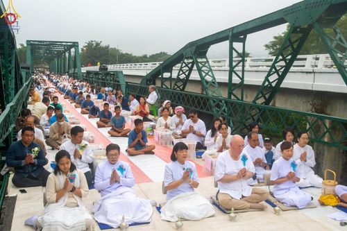 ภาพ No.101993:พิธีตักบาตรพระ 111 รูป ณ สะพานประวัติศาสตร์  อ.ปาย จ.แม่ฮ่องสอน วันอาทิตย์ที่ 10 ธันวาคม พ.ศ. 2566