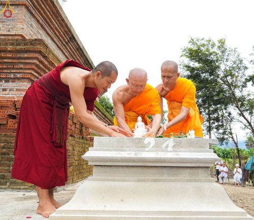 ภาพ No.88509:พิธีถวายพระบรมสารีริกธาตุ องค์พระธรรมกาย ดวงแก้วและรัตนชาติ เพื่อประดิษฐานในพระเจดีย์องค์บริวารของพระธาตุหลวงเงินยวง ณ อำเภอแม่จัน จังหวัดเชียงราย ในวันที่ 17 กันยายน พ.ศ. 2566