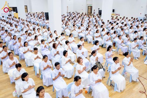 ภาพ No.221835:โครงการปฏิบัติธรรมอบรมศีลธรรม “บวชอุบาสิกาแก้ว” ถวายเป็นพระราชกุศลแด่พระบาทสมเด็จพระเจ้าอยู่หัว เนื่องในโอกาสมหามงคล “วันฉัตรมงคล”  ระหว่างวันที่ 2 – 4 พฤษภาคม 2568  ณ อาคาร 115 ปี คุณยายอาจารย์ฯ