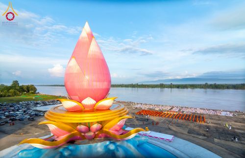 ภาพ No.250517:วันพุธที่ 8 ตุลาคม พ.ศ. 2568 พิธีตักบาตรเทโวโรหณะ ณ ลานธรรมปทุมรัตน์ธรรมเจดีย์ พุทธอุทยานนานาชาติ อ.โพนพิสัย จ.หนองคาย