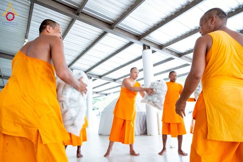 ภาพ No.225897:วันเสาร์ที่ 24 พฤษภาคม พ.ศ. 2568 พิธีถวายสังฆทาน 323 วัด ปีที่ 21 ครั้งที่ 177 พิธีมอบกองทุนหนุนแรงใจช่วยครูใต้ ปีที่ 18 ครั้งที่ 141 และพิธีทำบุญอุทิศส่วนกุศลให้ผู้วายชนม์ ณ ศูนย์ปฏิบัติธรรมภาคใต้ จ.สงขลา