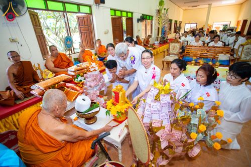 ภาพ No.170973:พิธีทอดกฐิน ณ วัดป่าลาน จ.ลำพูน ในโครงการกฐินสามัคคีทั่วไทย 30,000 วัด บูชาธรรม 80 ปี หลวงพ่อธัมมชโย โดยคณะศิษยานุศิษย์วัดพระธรรมกาย วันที่ 20 ตุลาคม พ.ศ. 2567