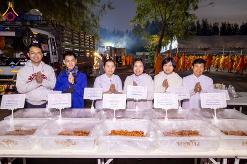 ภาพ No.194878:พิธีถวายภัตตาหารเป็นสังฆทาน แด่พระธรรมยาตรา ณ อนุสรณ์สถานมหาวิหารพระมงคลเทพมุนี (โลตัสแลนด์) อ.สองพี่น้อง จ.สุพรรณบุรี ในโครงการธรรมยาตรา กตัญญูบูชา มหาปูชนียาจารย์ พระมงคลเทพมุนี(สด จนฺทสโร) พระผู้ปราบมาร แห่ง ปีที่ 13 วันที่ 14 มกราคม พ.ศ.2568