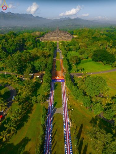 ภาพ No.103279:พิธีตักบาตรพระธรรมทายาท 1,000 รูป ณ มหาเจดีย์บุโรพุทโธ ประเทศอินโดนีเซีย ในวันที่ 20 ธันวาคม พ.ศ. 2566