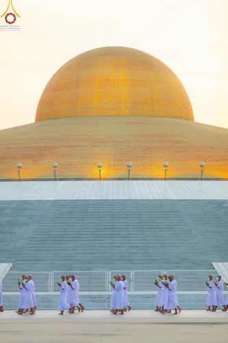 ภาพ No.101398:พิธีเวียนประทักษิณ, พิธีวันทาเจดีย์, พิธีขอขมาและมอบผ้าไตร ในโครงการอุปสมบทหมู่ รุ่นบูชาธรรมมหาปูชนียาจารย์ ณ วัดพระธรรมกาย ในวันที่ 9 ธันวาคม พ.ศ. 2566