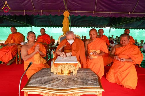 ภาพ No.174074:พิธีวางศิลาฤกษ์มหาสมบัติ โปรยรัตนชาติบ่อมงคลเศรษฐี ติดแผ่นทอง ลูกนิมิต - ช่อฟ้า เพื่อสถาปนาสร้างอุโบสถ บูชาธรรม 80 ปีหลวงพ่อธัมมชโย ณ วัดทุ่งเจริญธรรม อ.อมก๋อย จ.เชียงใหม่ วันที่ 8 พฤศจิกายน พ.ศ. 2567