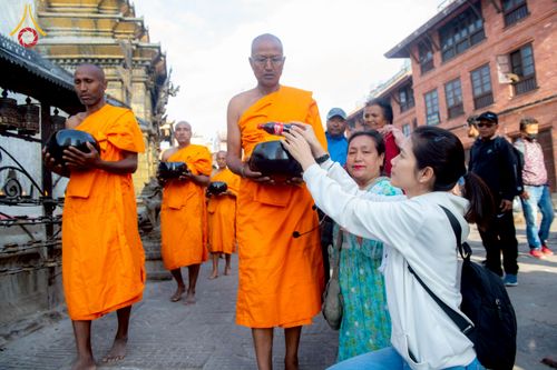 ภาพ No.213086:วันที่ 17 - 18 มีนาคม พ.ศ. 2568 คณะสงฆ์และสามเณรเดินบิณฑบาต รอบเมืองในพื้นที่ วัดสยมภูวนาถและราชวังปาตัน ณ เมืองกาฐมาณฑุ ประเทศเนปาล