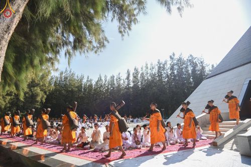 ภาพ No.193233:พิธีต้อนรับพระธรรมยาตรา ณ อนุสรณ์สถาน สถานที่เกิดในเพศสมณะ วัดสองพี่น้อง อำเภอสองพี่น้อง จังหวัดสุพรรณบุรี ในโครงการธรรมยาตรา กตัญญูบูชา มหาปูชนียาจารย์ พระมงคลเทพมุนี(สด จนฺทสโร) พระผู้ปราบมาร อนุสรณ์สถาน 7 แห่ง ปีที่ 13 วันที่ 11 มกราคม พ.ศ. 2568