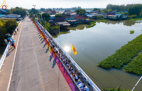 ภาพ No.110367:พิธีต้อนรับพระธรรมยาตรา ในโครงการธรรมยาตรากตัญญูบูชา มหาปูชนียาจารย์ พระมงคลเทพมุนี(สด จนฺทสโร) พระผู้ปราบมาร อนุสรณ์สถาน 7 แห่ง ปีที่ 12 วันที่ 11 มกราคม พ.ศ. 2567 ณ อนุสรณ์สถานลำดับที่ 3 สถานที่เกิดใหม่ในเพศสมณะ วัดสองพี่น้อง จ.สุพรรณบุรี