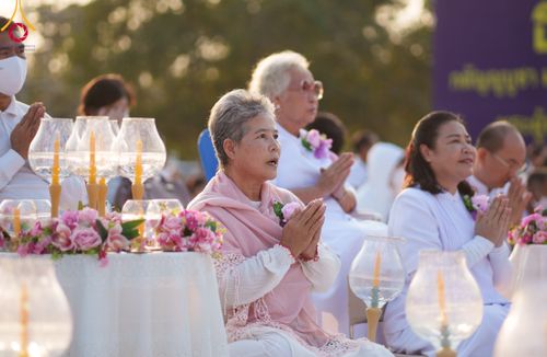 ภาพ No.112146:พิธีจุดประทีปถวายเป็นพุทธบูชา และบูชาธรรมมหาปูชนียาจารย์ พระมงคลเทพมุนี(สด จนฺทสโร) ในโครงการธรรมยาตรา กตัญญูบูชา มหาปูชนียาจารย์ พระมงคลเทพมุนี(สด จนฺทสโร) พระผู้ปราบมาร อนุสรณ์สถาน 7 แห่ง ปีที่ 12 วันที่ 14 มกราคม พ.ศ. 2567 ณ วัดสองพี่น้อง อ.สองพี่น้อง
