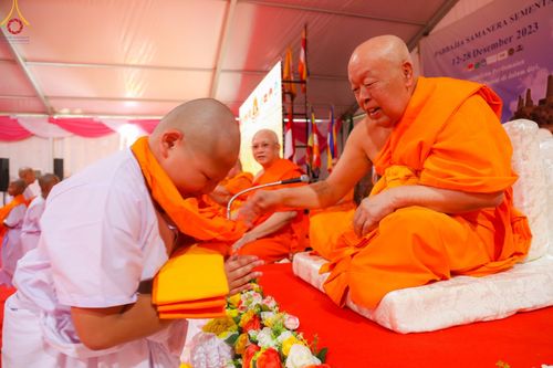 ภาพ No.103233:พิธีบรรพชา พิธีขอศีลและนิสัย ธรรมทายาทชาวอินโดนีเซียกว่า 1,000 คน ณ มหาเจดีย์บุโรพุทโธ ประเทศอินโดนีเซีย ในวันที่ 19 ธันวาคม พ.ศ. 2566