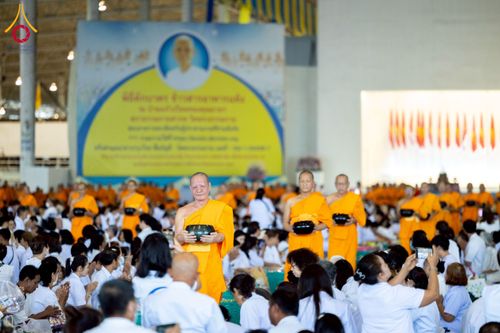 ภาพ No.231995:วันอาทิตย์ที่ 6 กรกฏาคม พ.ศ. 2568 พิธีตักบาตร ข้าวสารอาหารแห้ง  พิธีบูชาข้าวพระ สัมมนาพิเศษราชเหล็ก ณ สภาธรรมกายสากล วัดพระธรรมกาย