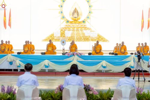 ภาพ No.243453:วันที่ 7 กันยายน พ.ศ. 2568 พิธีตักบาตร ข้าวสารอาหารแห้ง ในวันครูผู้ค้นพบวิชชาธรรมกาย ณ บ้านแก้วเรือนทองคุณยายฯ สภาธรรมกายสากล วัดพระธรรมกาย