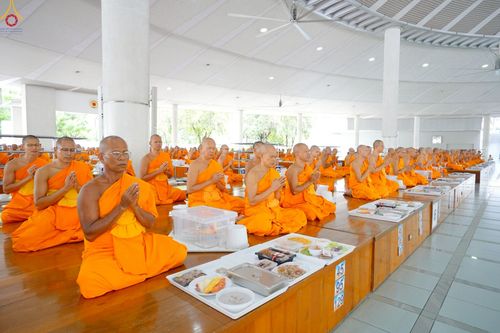 ภาพ No.248499:วันที่ 27 กันยายน พ.ศ. 2568 พิธีถวายเมนูสวรรค์เพื่อการบรรลุธรรม ณ หอฉันคุณยายอาจารย์ฯ วัดพระธรรมกาย