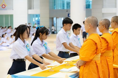 ภาพ No.146065:วันมหารำลึก ครั้งที่ 34 พิธีร่วมรำลึกถึงนักสร้างบารมีที่ล่วงลับไปแล้ว , พิธีสวดพระพุทธมนต์ ณ ห้องแก้วสารพัดนึก 1 วัดพระธรรมกาย วันเสาร์ที่ 27 กรกฎาคม พ.ศ. 2567