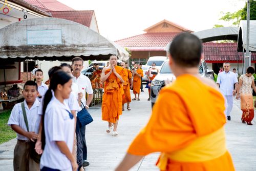 ภาพ No.234356:วันพฤหัสบดีที่ 24 กรกฎาคม พ.ศ. 2568 พิธีถวายสังฆทานแก่คณะสงฆ์ 323 วัด , พิธีมอบกองทุนหนุนแรงใจช่วยครูใต้ , พิธีทำบุญส่วนกุศลแด่ผู้วายชนม์ ในเหตุการณ์ความไม่สงบ 4 จังหวัด ชายแดนภาคใต้ (ปัตตานี , ยะลา , นราธิวาส , สงขลา) ปีที่ 21 ครั้งที่ 179 ณ วัดเวฬุวัน 