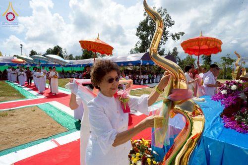 ภาพ No.255446:วันที่ 13 ตุลาคม พ.ศ. 2568 พิธีบรรจุพระบรมสารีริกธาตุ ผูกผ้า 7 สี เพื่อความเป็นสิริมงคล  และ ยกช่อฟ้า ประดิษฐานบนหลังคาอุโบสถวัดทุ่งเจริญธรรม ถวายบูชาธรรม 81 ปี หลวงพ่อธัมมชโย โดยคณะศิษยานุศิษย์ ณ วัดทุ่งเจริญธรรม อ.อมก๋อย จ.เชียงใหม่