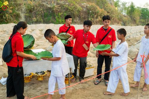 ภาพ No.63250:Photo Story  มหัศจรรย์วัดดงดินแดง Episode 1  พิธีปลงผมนาคธรรมทายาท  ในโครงการบรรพชาอุปสมบทหมู่ ฟื้นฟูพระพุทธศาสนาทั่วไทย วัดดงดินแดง ณ ลำน้ำแม่ตื่น อ.อมก๋อย จ.เชียงใหม่ วันที่ 2 เมษายน พ.ศ. 2567