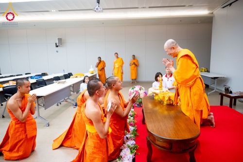 ภาพ No.222950:วันที่ 23 เมษายน พ.ศ. 2568 หลวงพ่อทัตตชีโวต้อนรับคณะสงฆ์ World Pec ณ อาคาร 100 ปี คุณยายมหารัตนอุบาสิกาจันทร์ ขนนกยูง วัดพระธรรมกาย