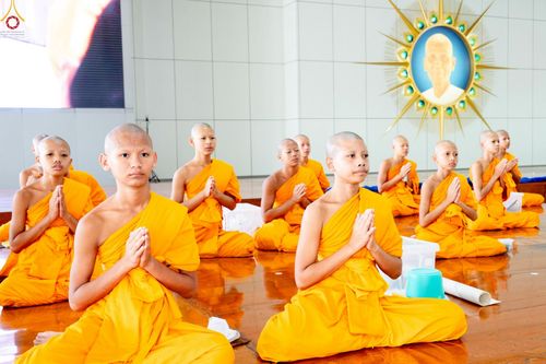 ภาพ No.234816:วันศุกร์ที่ 25 กรกฎาคม พ.ศ. 2568 (วันพระ แรม 15 ค่ำ เดือน 8) พิธีบุพเปตพลี ครั้งที่ 167 ร่วมอุทิศบุญแด่หมู่ญาติที่ล่วงลับไปแล้ว และสืบทอดอายุพระพุทธศาสนา ณ หอฉันคุณยายอาจารย์ฯ วัดพระธรรมกาย