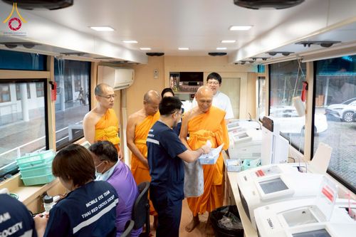 ภาพ No.230322:วันจันทร์ที่ 30 มิถุนายน พ.ศ. 2568 เจ้าอาวาสวัดพระธรรมกาย เยี่ยมอนุโมทนาให้กำลังใจ บุคลากรทางการแพทย์-เจ้าหน้าที่ผู้ปฏิบัติงาน โครงการรถตัดแว่นสายตาเคลื่อนที่สภากาชาดไทย เพื่อเด็กนักเรียนในชนบท พื้นที่จังหวัดปทุมธานี
